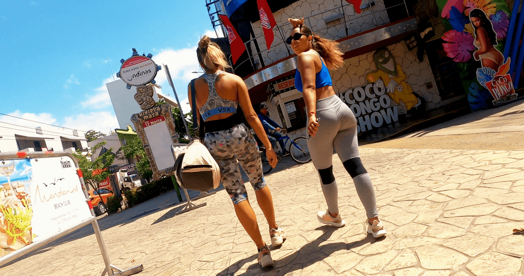 Click to view full size 4 blondies walking