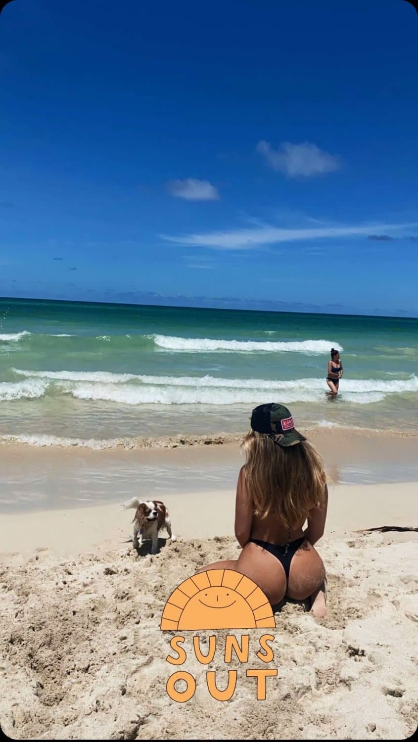 Hourglass Hawaiian babe