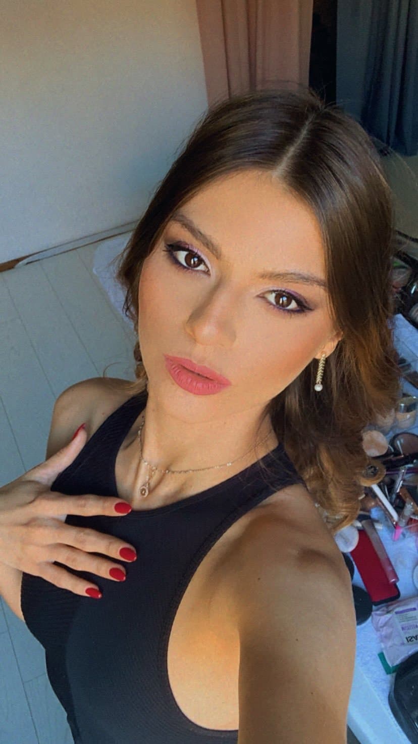 Supermodel goddess drinks sperm from 100 men