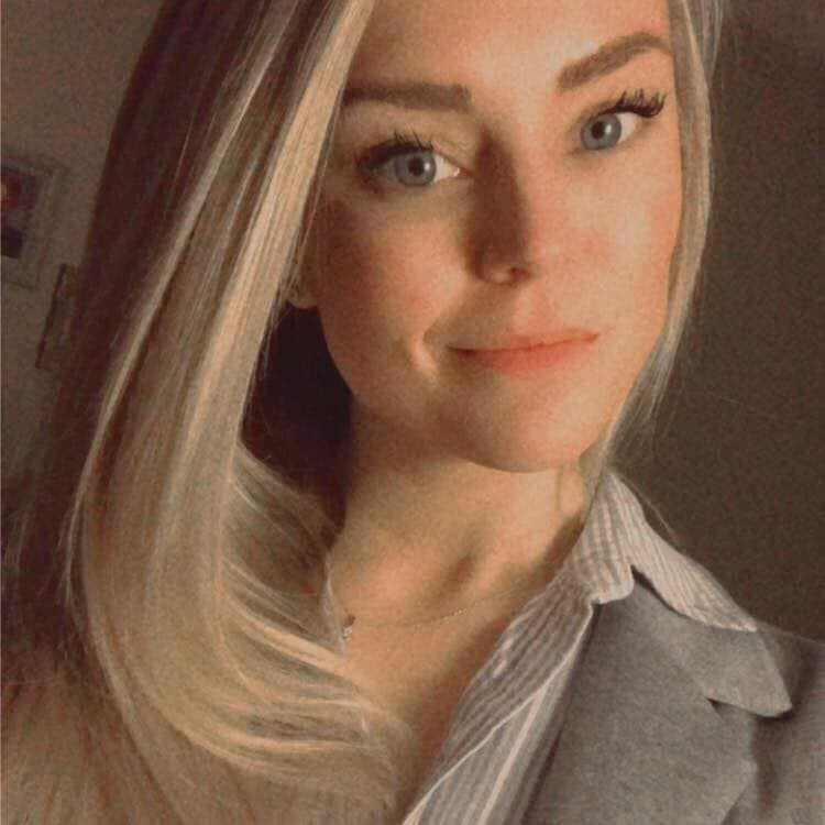 This girl describes what the hottest girl in America is like, then shows off her body for G G W