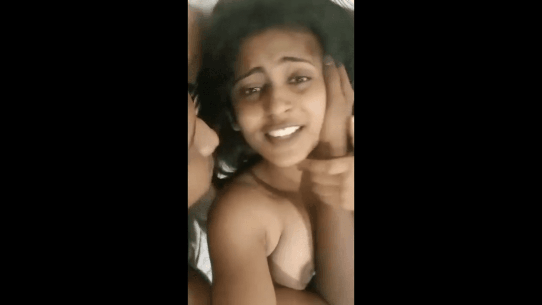 Sri Lankan Girl Gets Fingered (Sinhala)