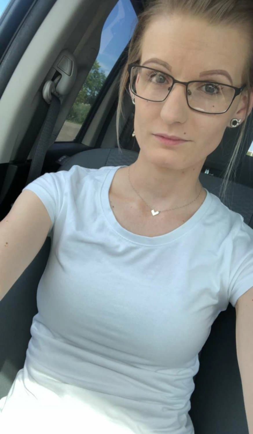 Anorexic Amanda F. and her bald bulging pussy on full display ?