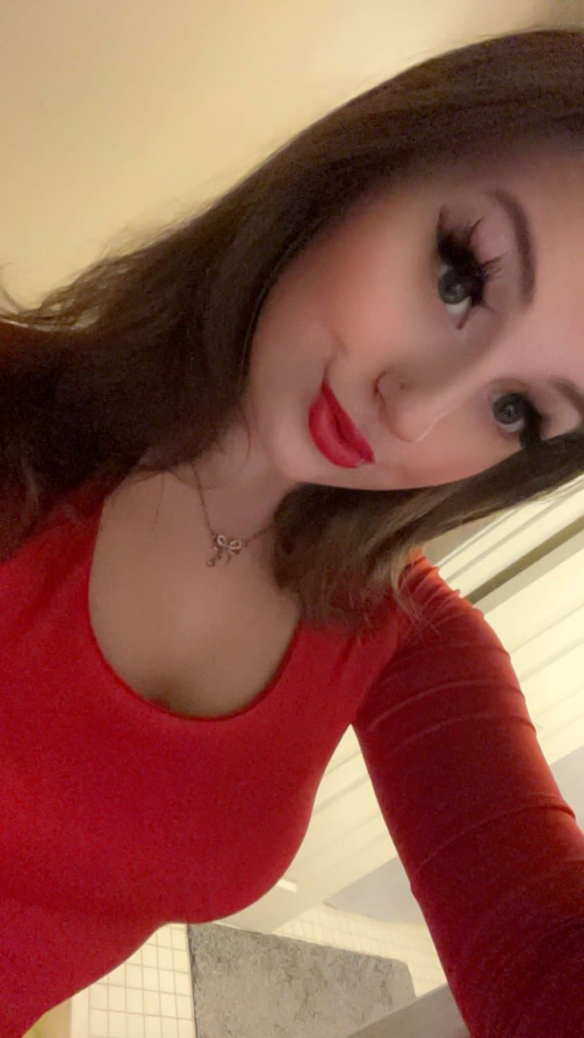 Click to view full size This horny 19 year old slut loves to fuck herself for older men