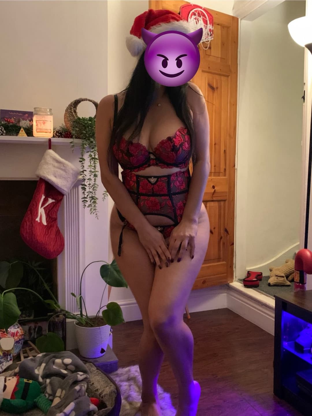 Click to view full size UK Indian wife phat ass Xmas treat. Sharing her great ass for all