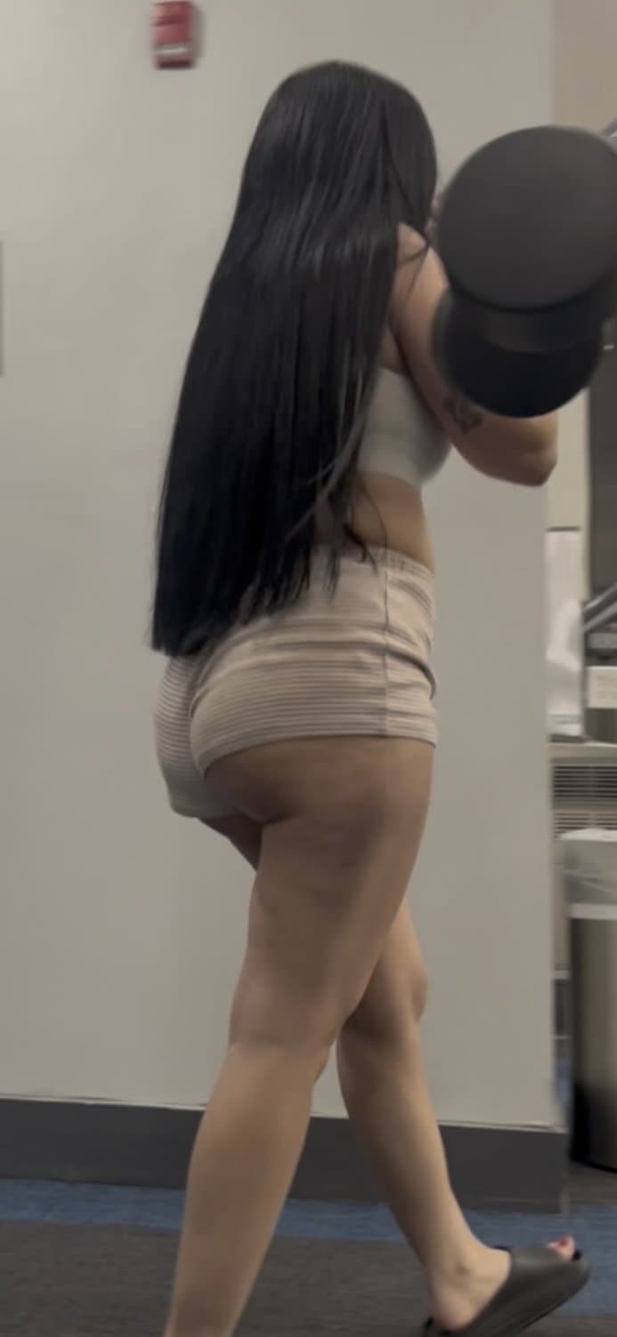 GYM LATINA in SHORT SHORTS SHOWING CHEEK