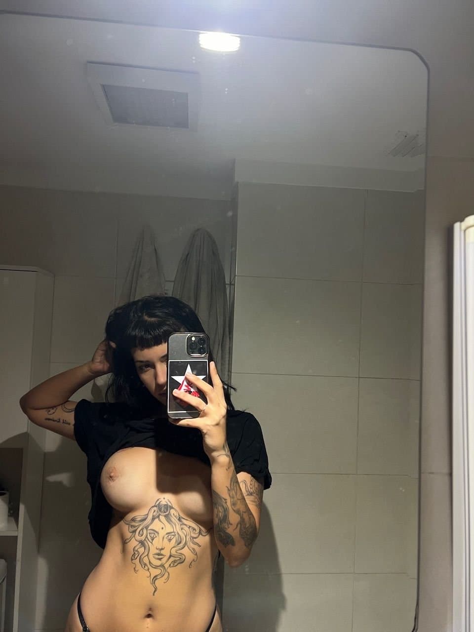 Mari Mari rolinga mostrando las tetas