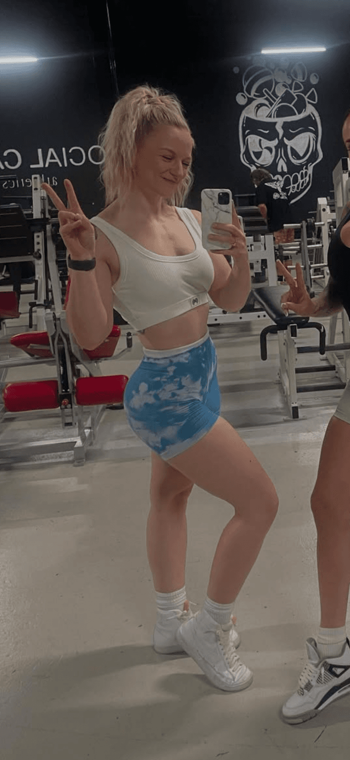 Fitness girl let some lucky scrawny asshole grab her big ass in yoga pants as they madeout in gym