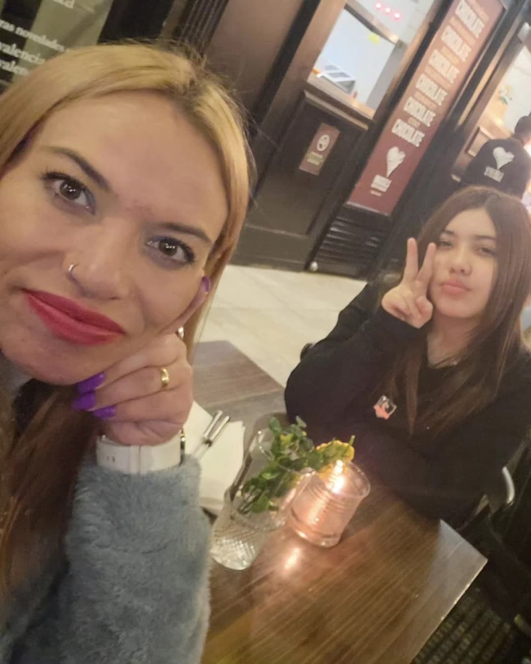 Haberme cogido a la mamá y unos años mas tarde a su hija fue excitante, las dos la chupan delicioso