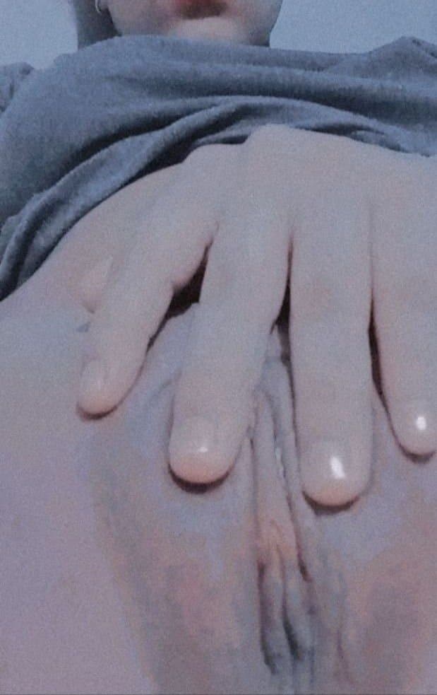 Putita tetona adolescenteme muestra su conchita bien cerrada