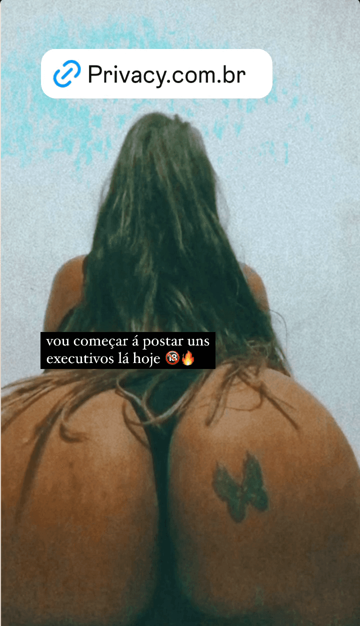 Ela fez um privacy (https://privacy.com.br/profile/_crunii)