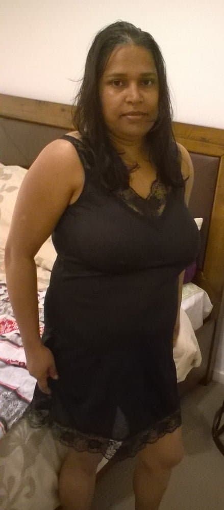 Voluptuous bhabhi from Dhaka, Bangladesh. No one could resist to pound this bhabhi????