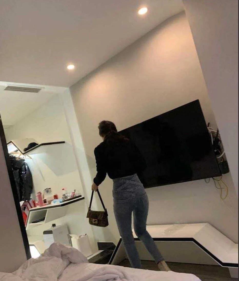 This asian flight attendant pussy is so wet she squirt all over the floor at the hotel