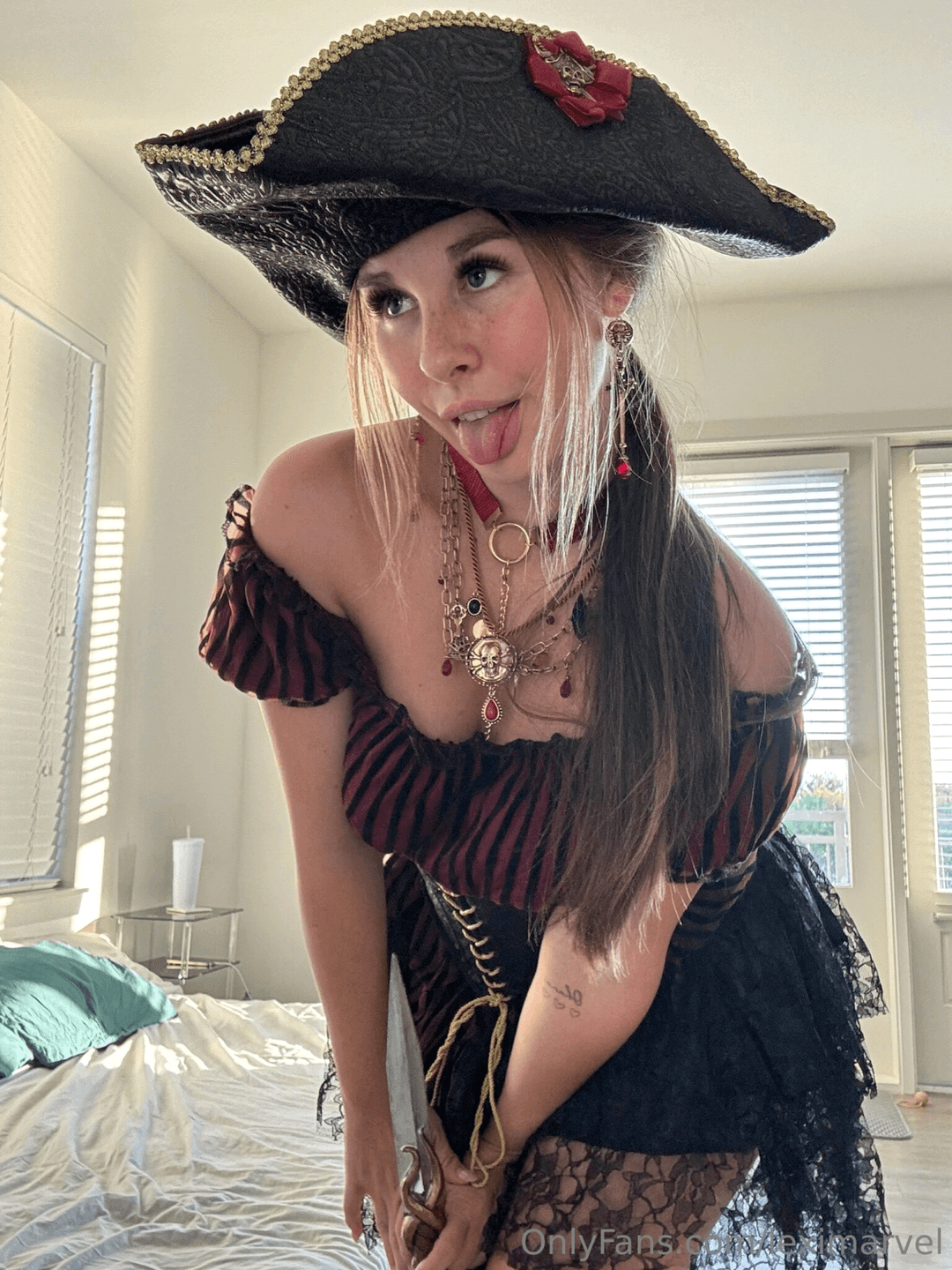 Lexixi te muestra y menea su culote xl