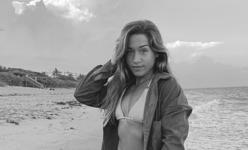 Gorgeous gorgeous girls lift heavy heavy weights