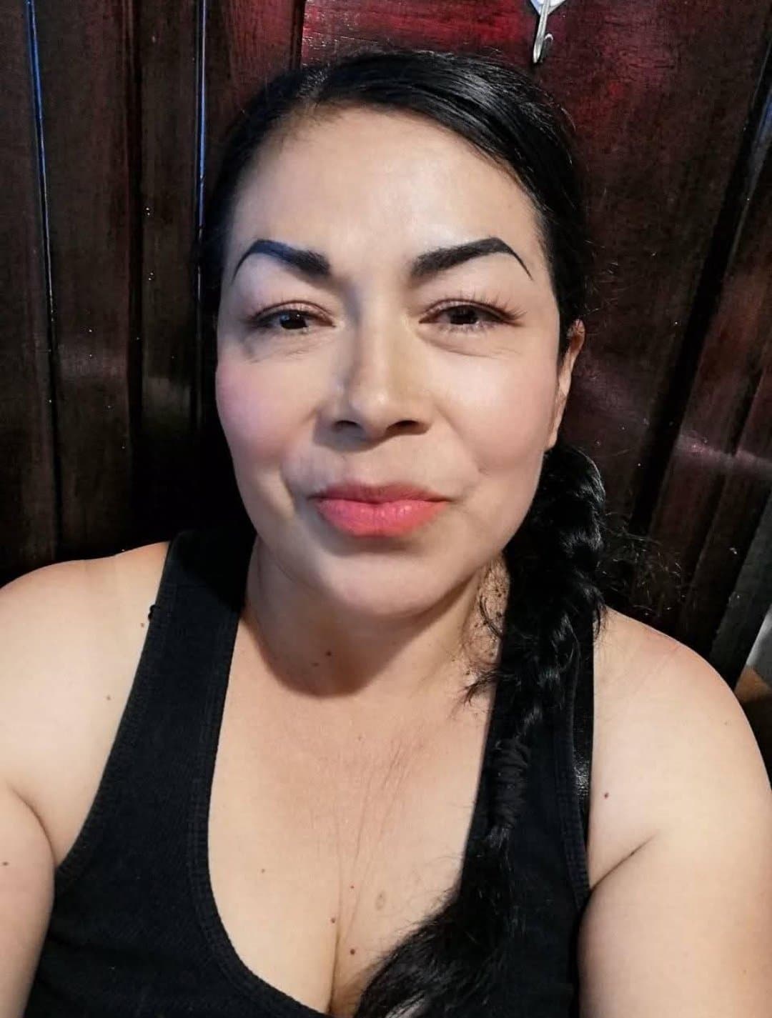 Mi tía guadalupe tiene una mirada tan dominante que hace que sea su perrito