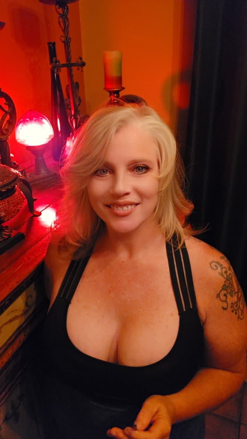 Miss  Griffith dentist  big Tits BLOWJOBS Cum swallowing casa grand slut wife Christine