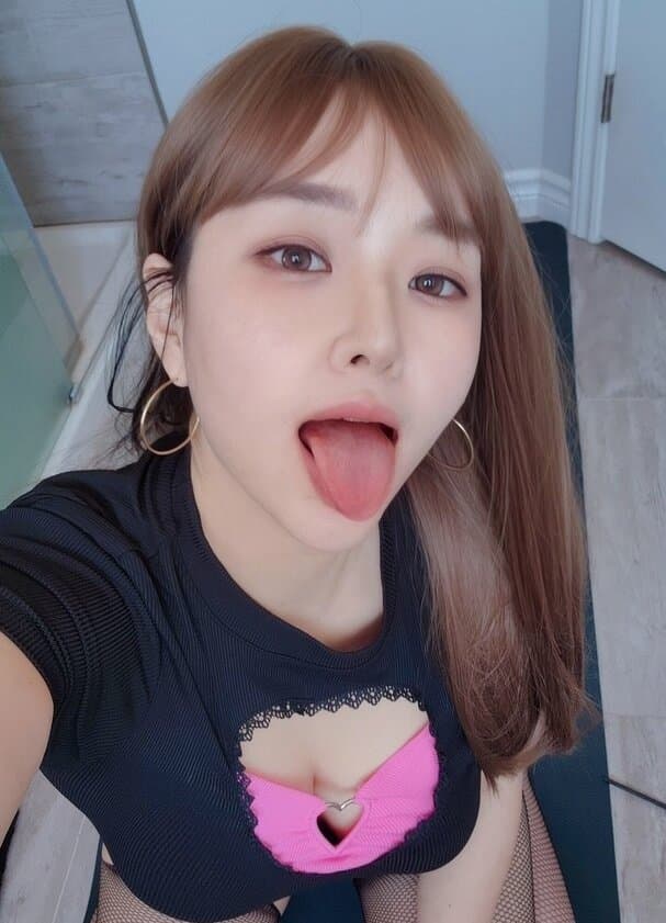 Hot Asian Married Influencer Masturbates Leaked