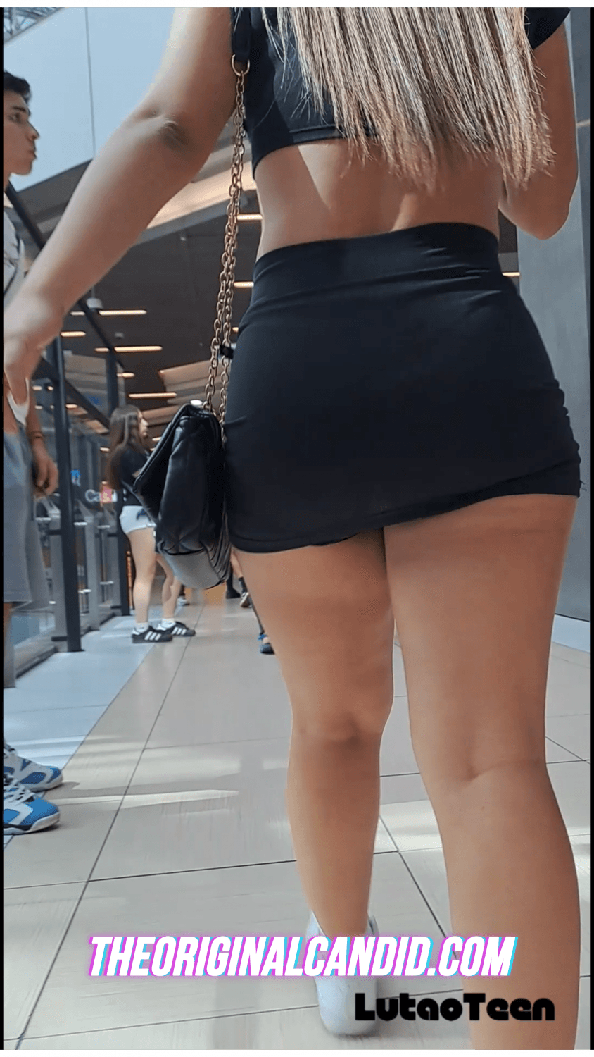 Click to view full size Rubia pollera corta piernas hermosas