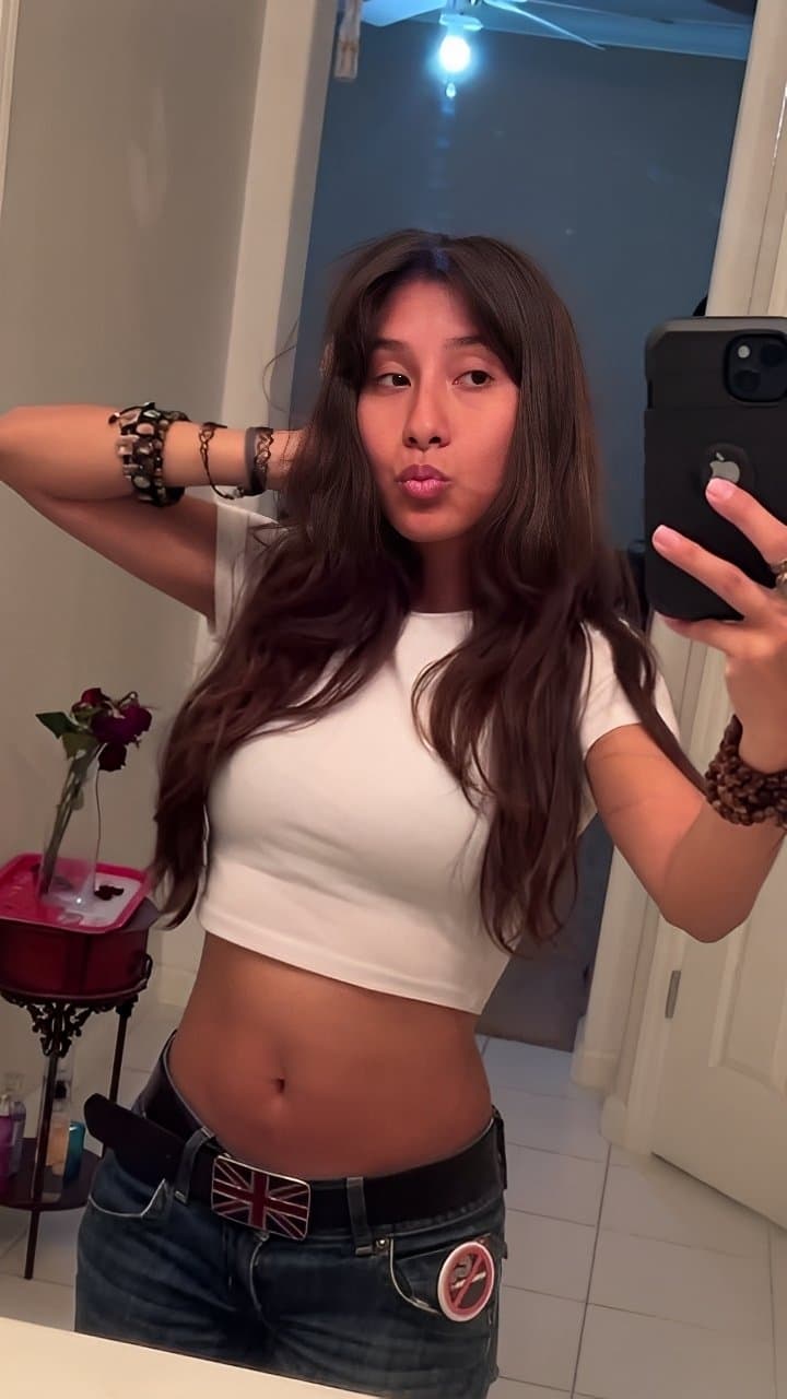 Cocksleeve gabbie showing herself off