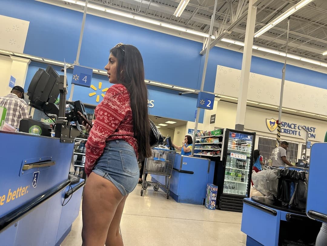 Click to view full size Sexy Middle Eastern Candid