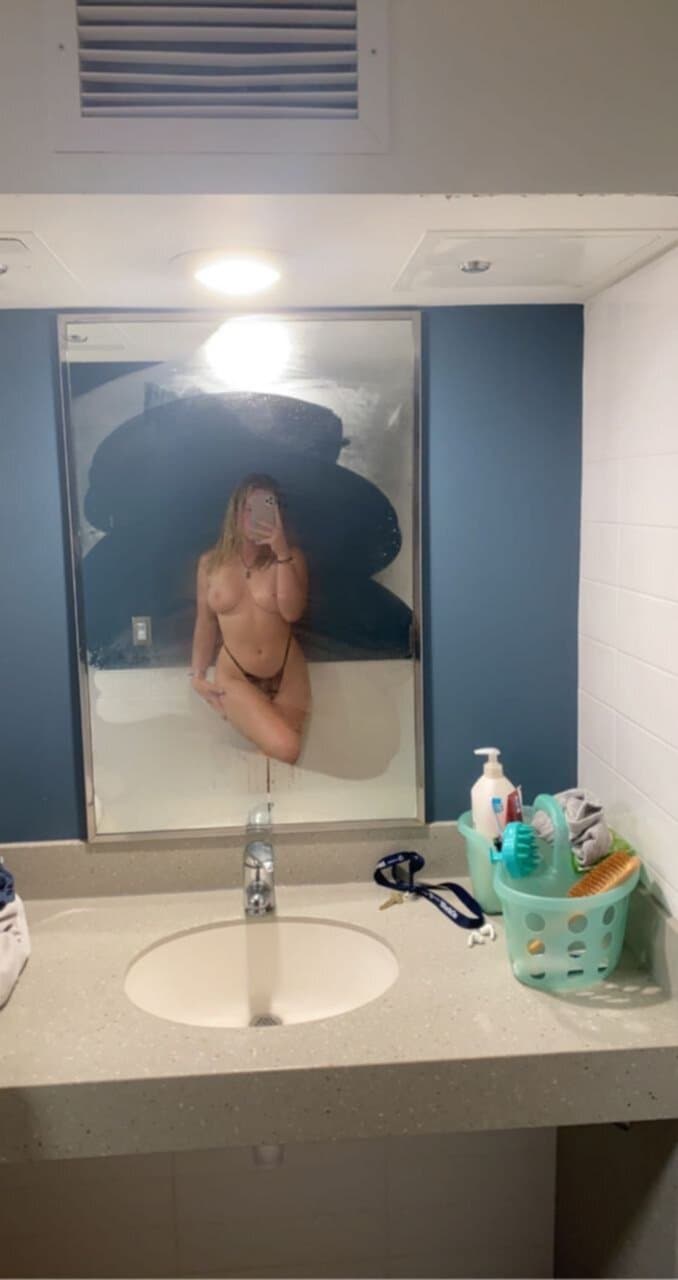 Fit teen shows sexy body