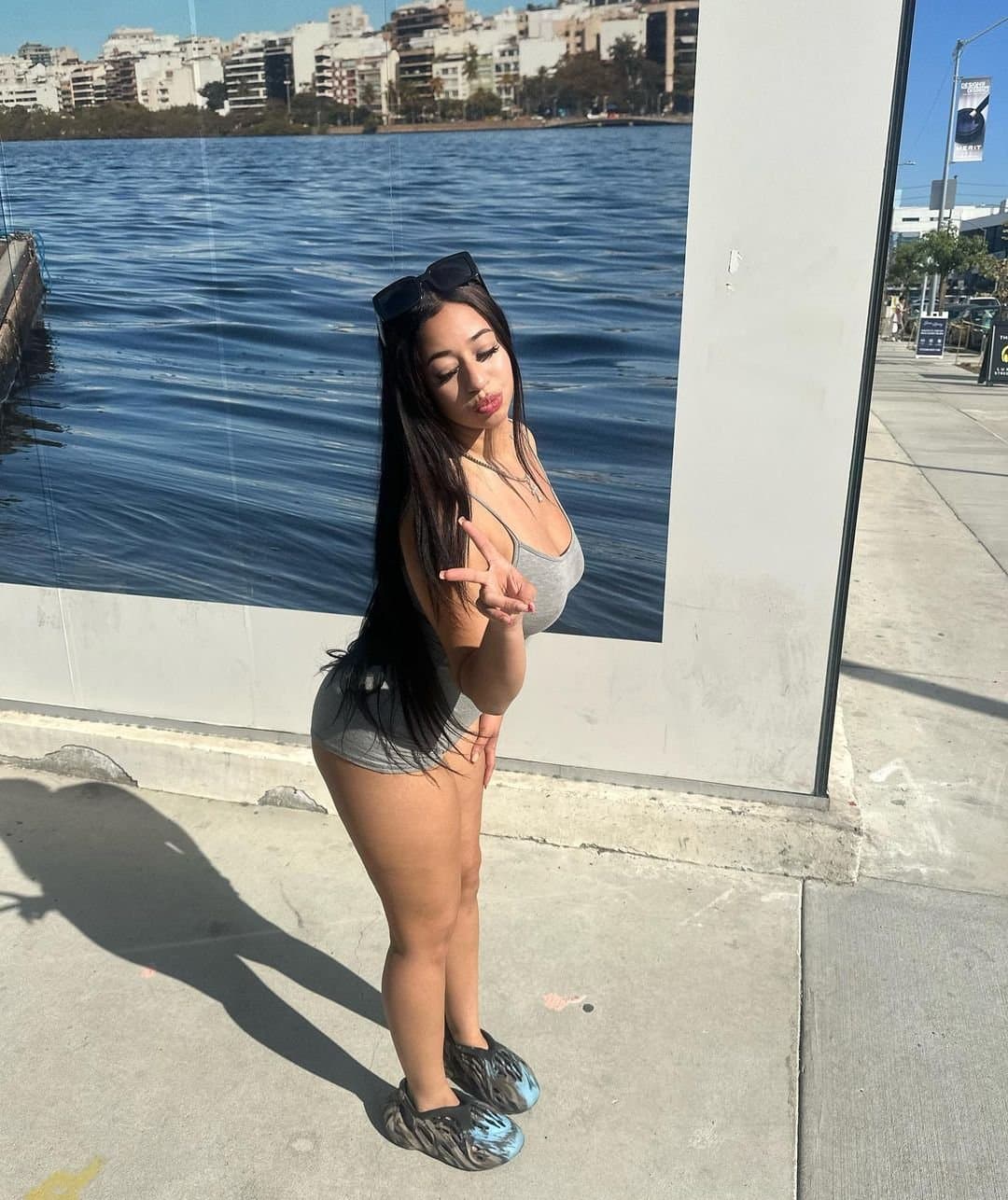 Thick Latina vs. Thick white girl pick