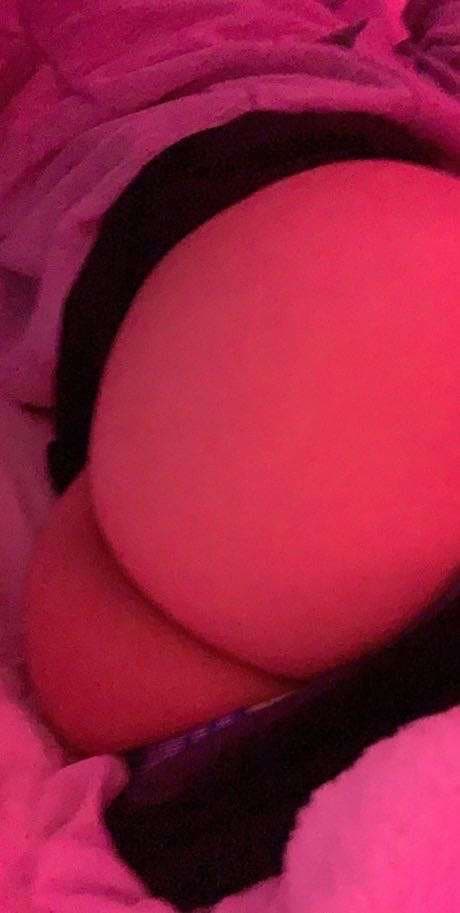 HUGE PAWG ASS OLIVIA SNOWBUNNY SNAPCHAT SLUT SHOWING OFF HER HUGE ASS IN THONG