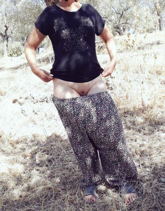 Arab milf hijab show her ass ??