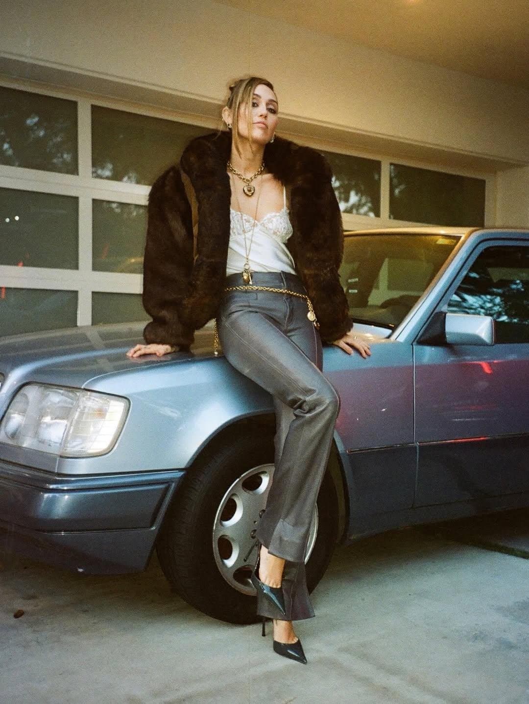 Miley Syrus a beauty , new pretty photos...Miley very sexy !!!