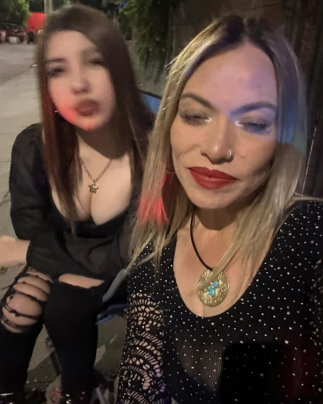 Haberme cogido a la mamá y unos años mas tarde a su hija fue excitante, las dos la chupan delicioso