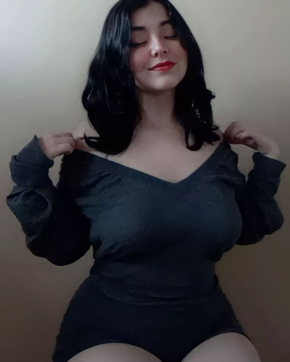 Big Tits Thicc Latina Touching Herself