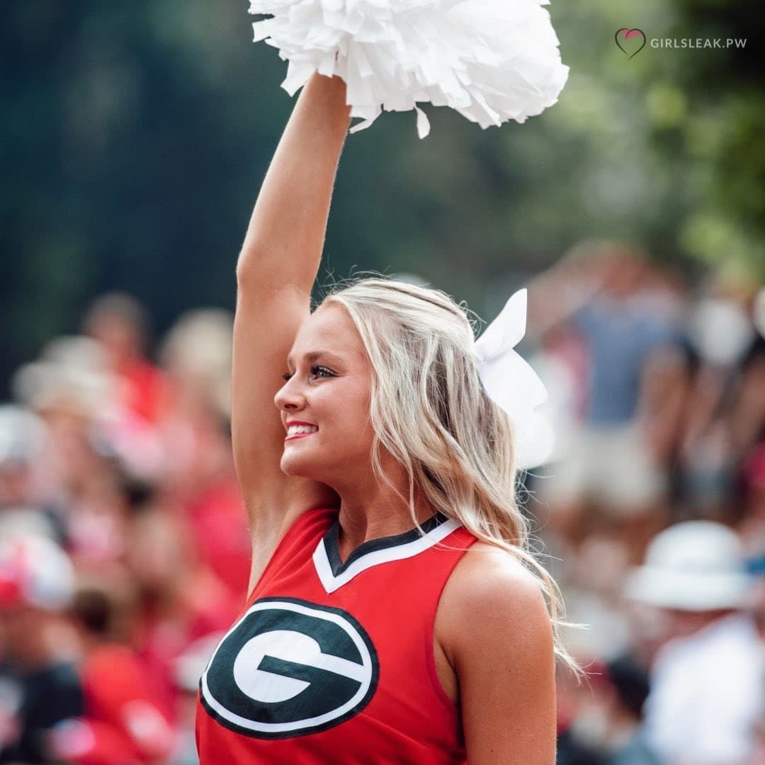 Blonde Cheerleader loves to show off