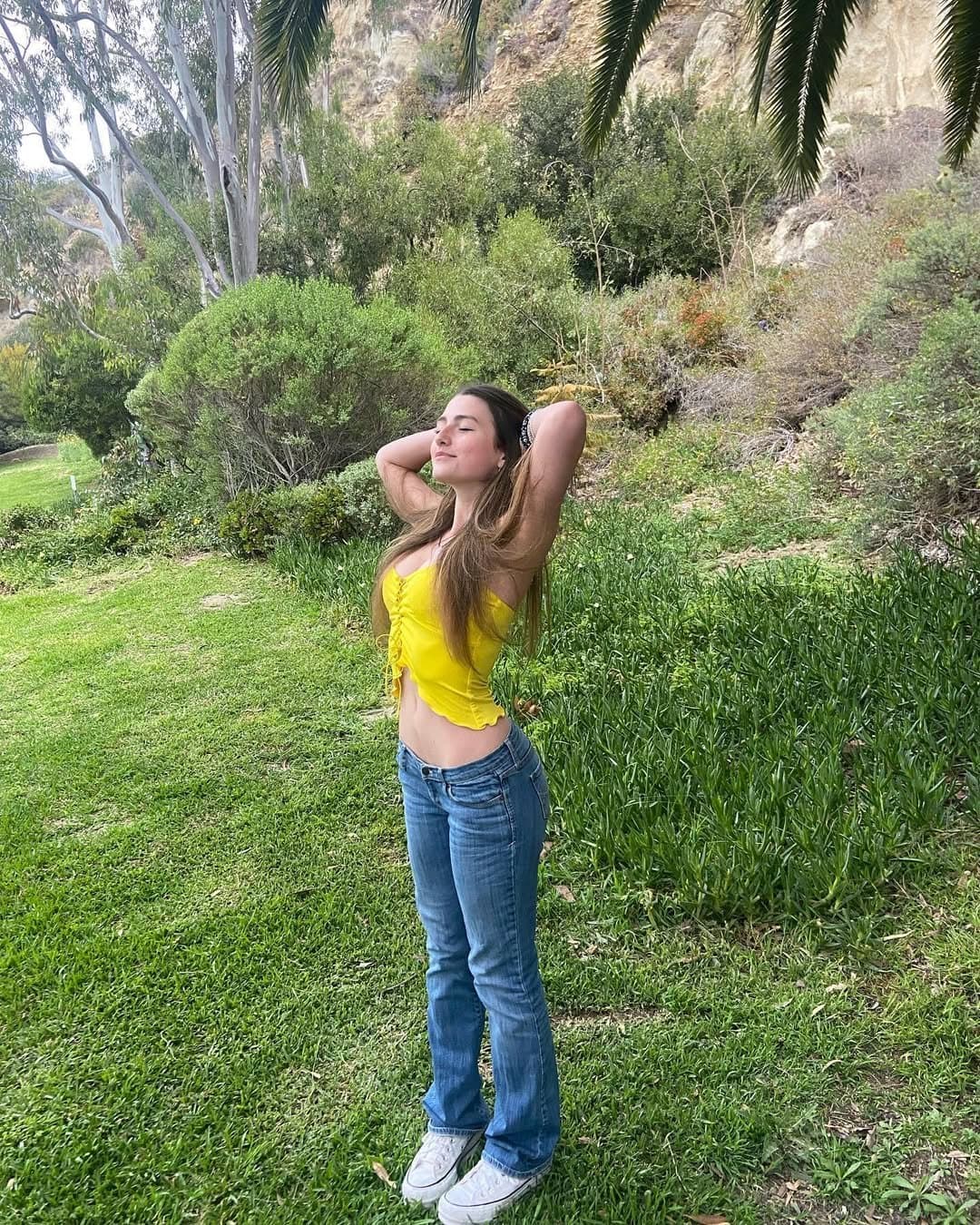 Fitness slut flaunts incredible body