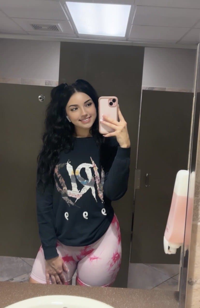 Snowbunny bitch Cat only lets black clap those big buttcheeks