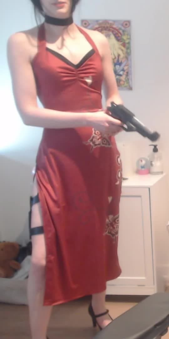 Ada Wong cosplayer with insane hips