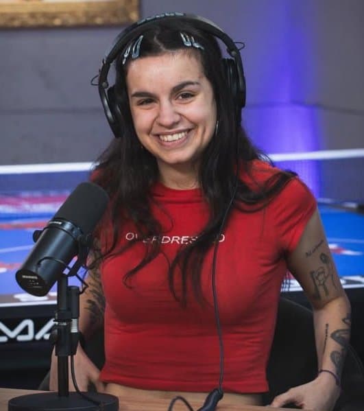 Solo a mi me calienta esta putita? es lula salomone, quiero ver que opinan ustedes y si morbosean.