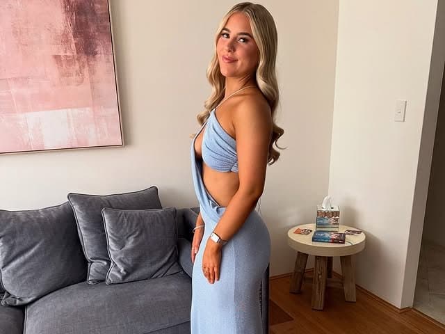 Sexy busty blonde teen Ashlyn