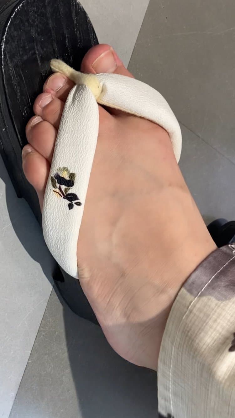 Asian shoes / feet & cum 3