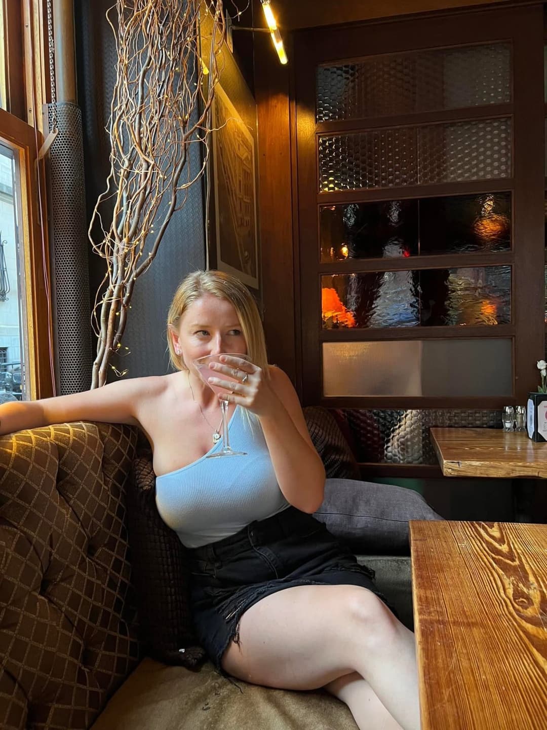 Even a bra can’t even hold those heavy milkers up. Fucking udders