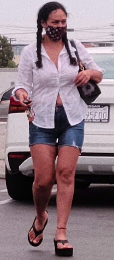 Latina MILF Dangling Platform Wedge Flip Flops Feet Spy Creepshots