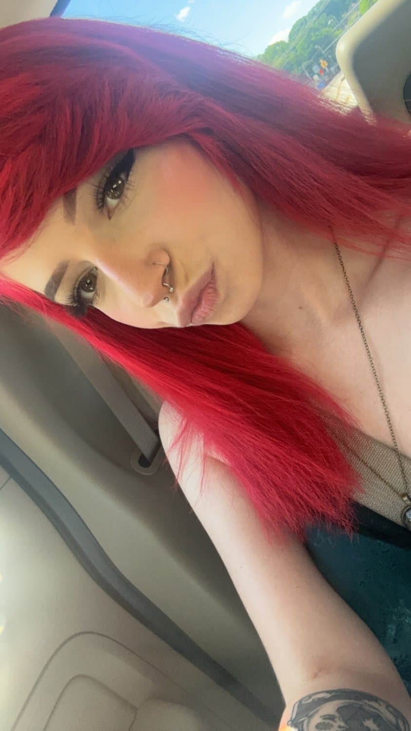 Watch how this alt / emo girl sucks a small cock pretending to be satisfied