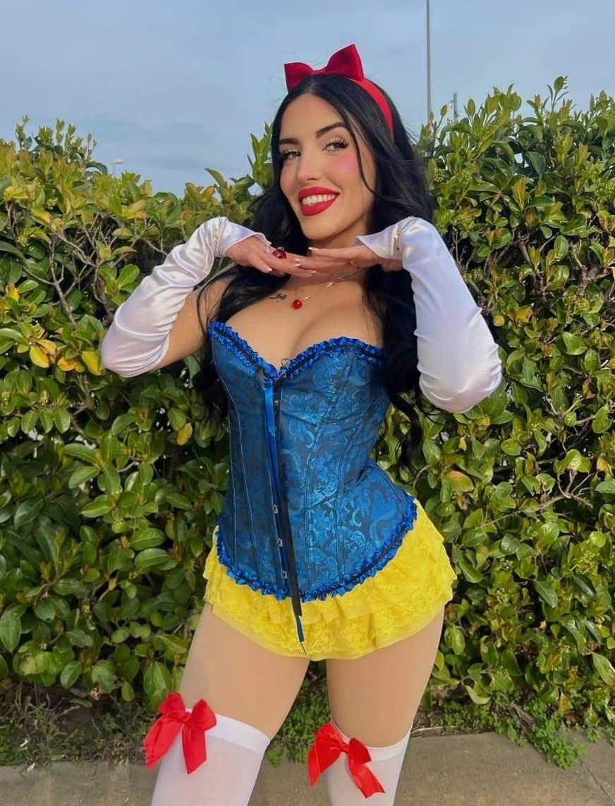 Hermosa zorrita filtrada y el cornudo mirando lo que opinamos de ella ?