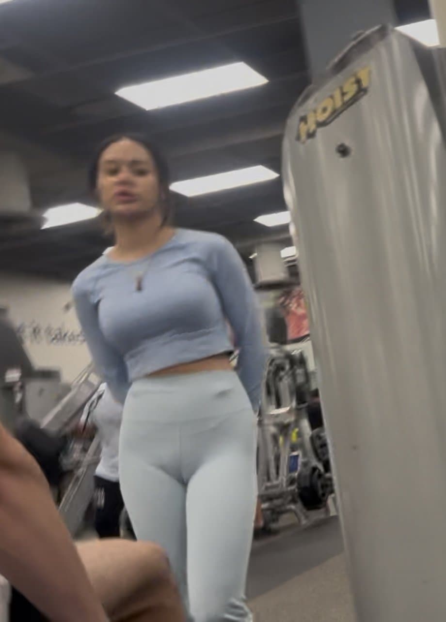 Thirsty gym babe showing off her g-string cameltoe. It was up her pussy ! Like & comment if u enjoy!