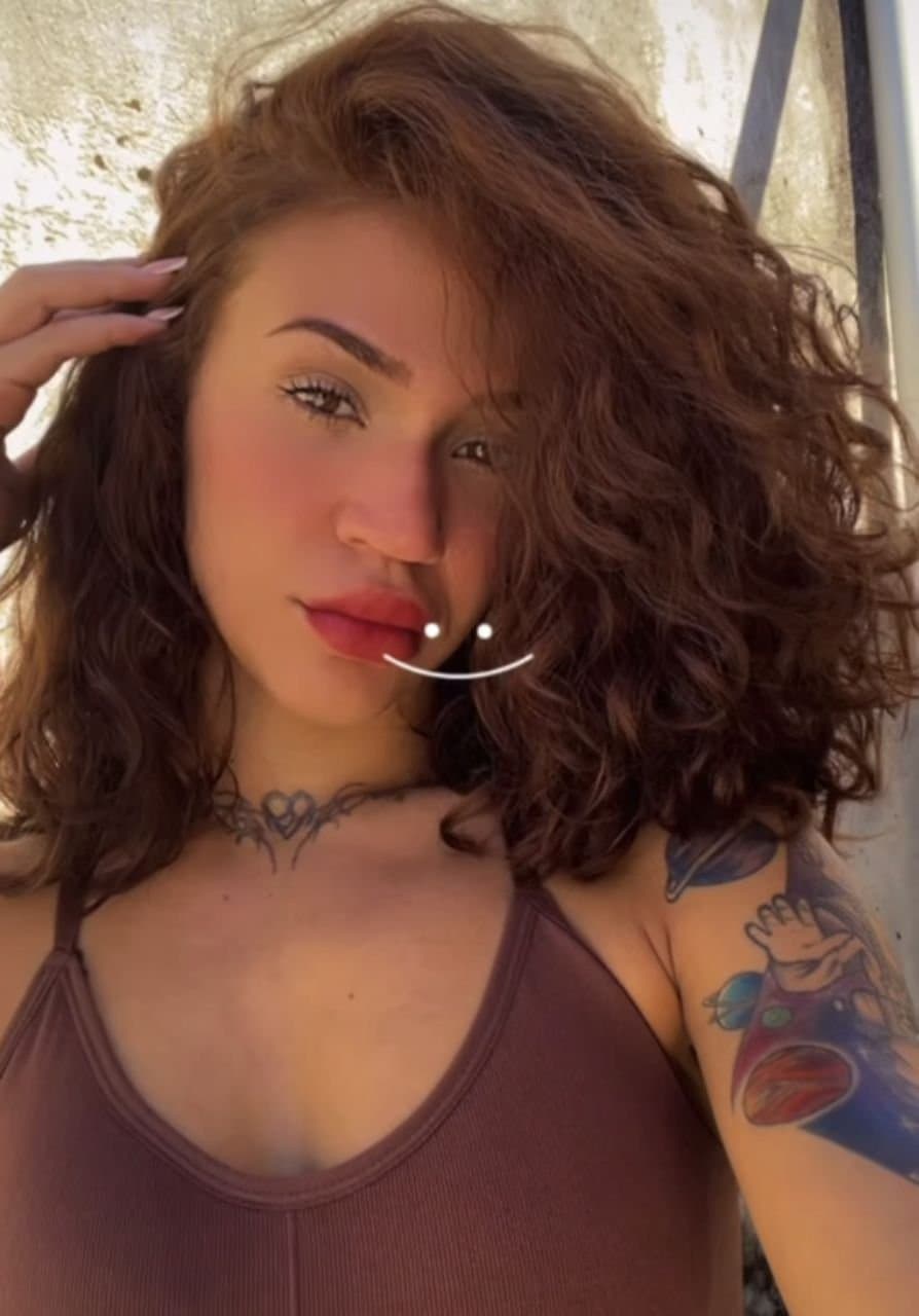 Anal agora volto a posição sentada de frente para o fotógrafo toda aberta, e depois frango assado