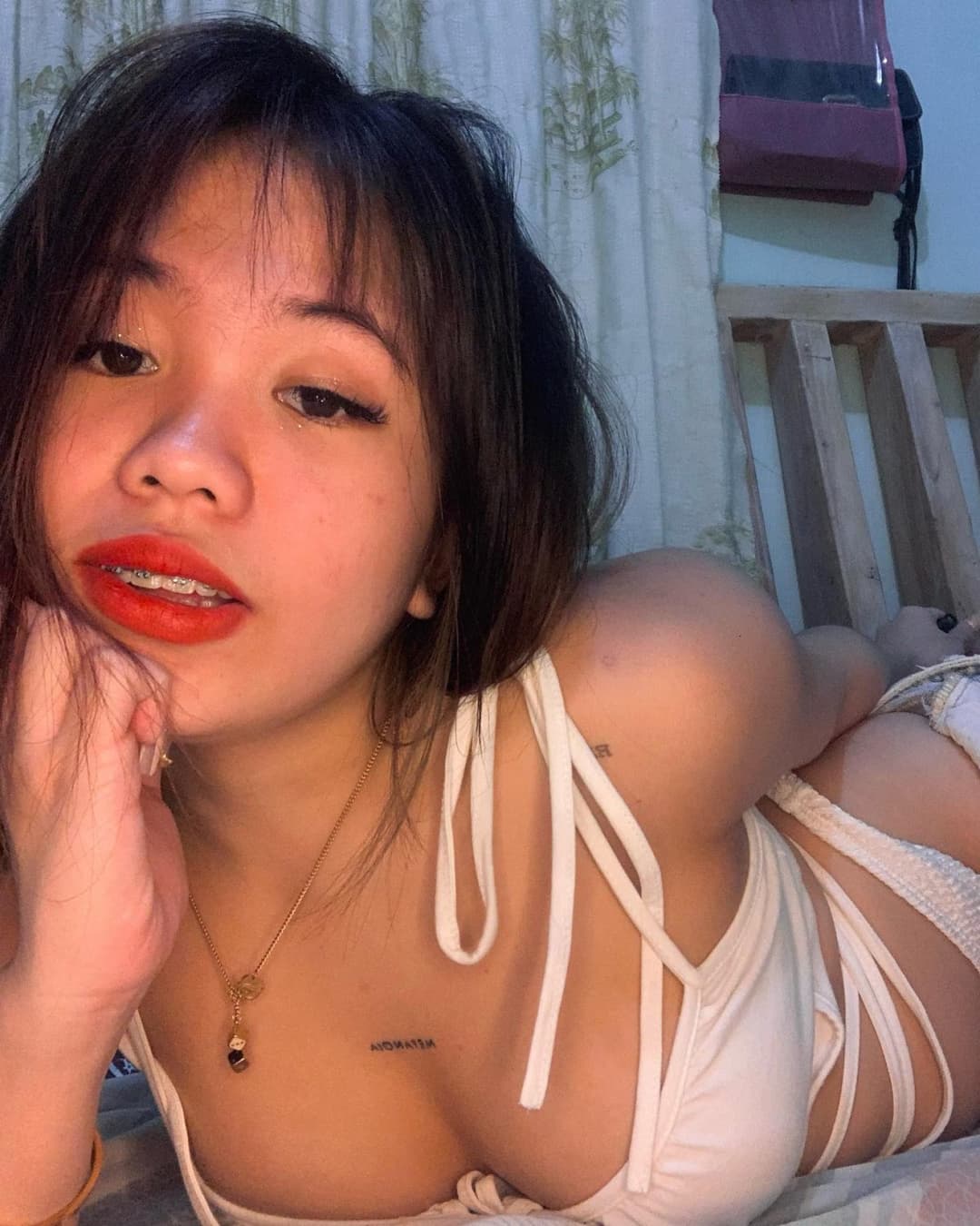 Pinay slut likes to show off her body on social media