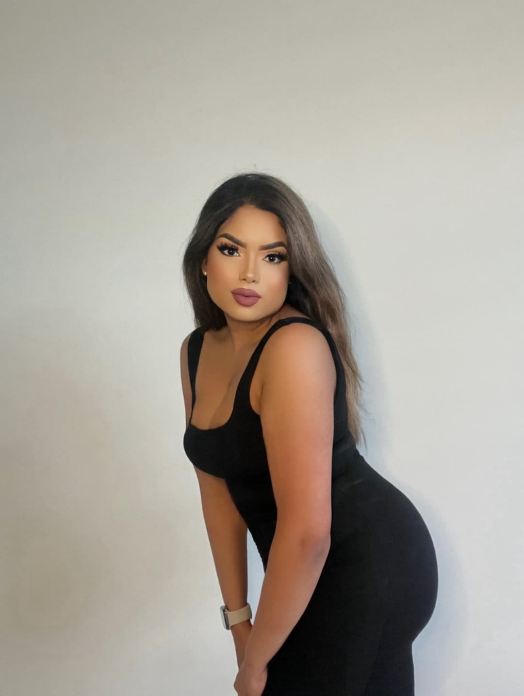 Indian thot slowing removing dress strap