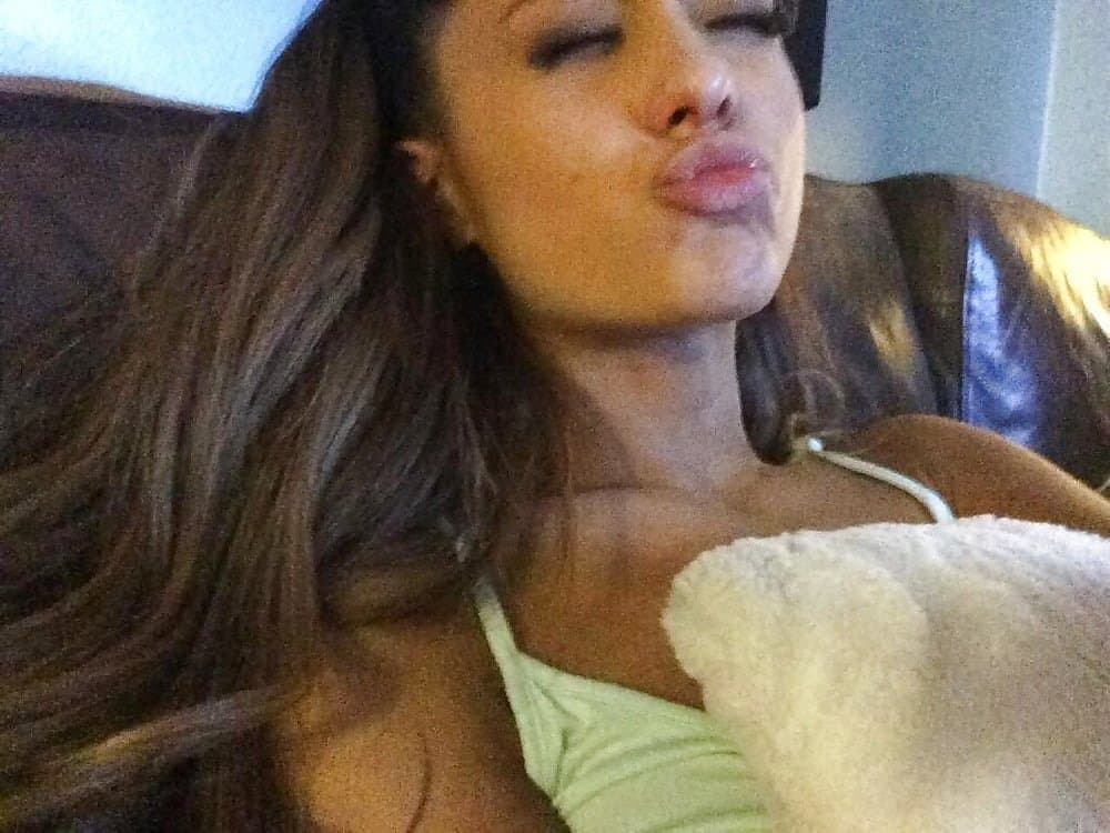 More Ariana Grande face/lips porn to goon to ?