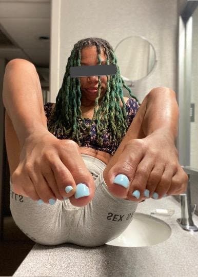 FOOTJOB CUMSHOT EBONY