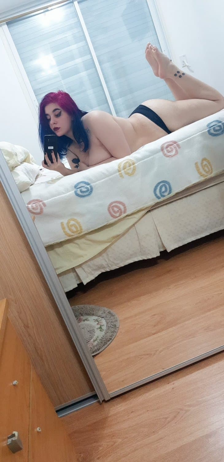 Crave to cum all over my toes?