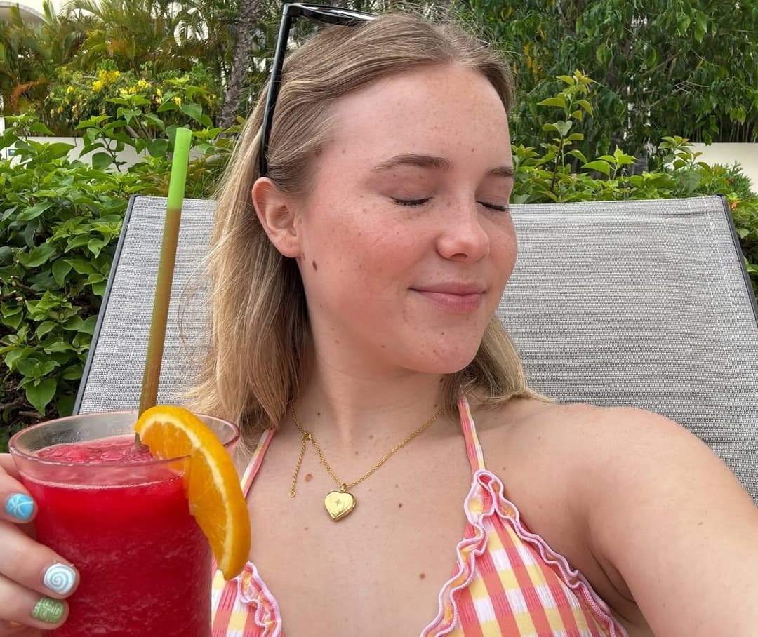 College athlete Regan needs your cum ?